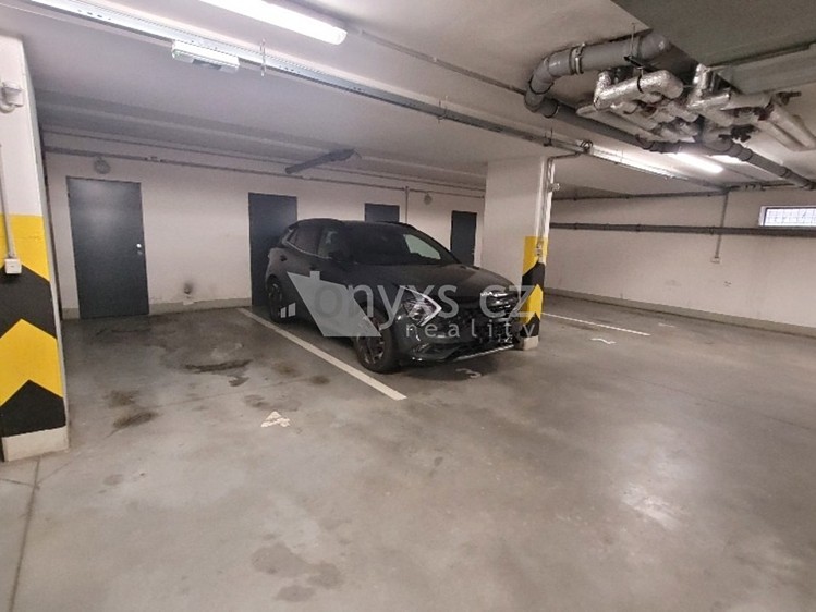 Pronájem garážového stání 12 m² - foto 1