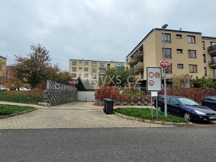 Pronájem garážového stání 12 m² - foto 2