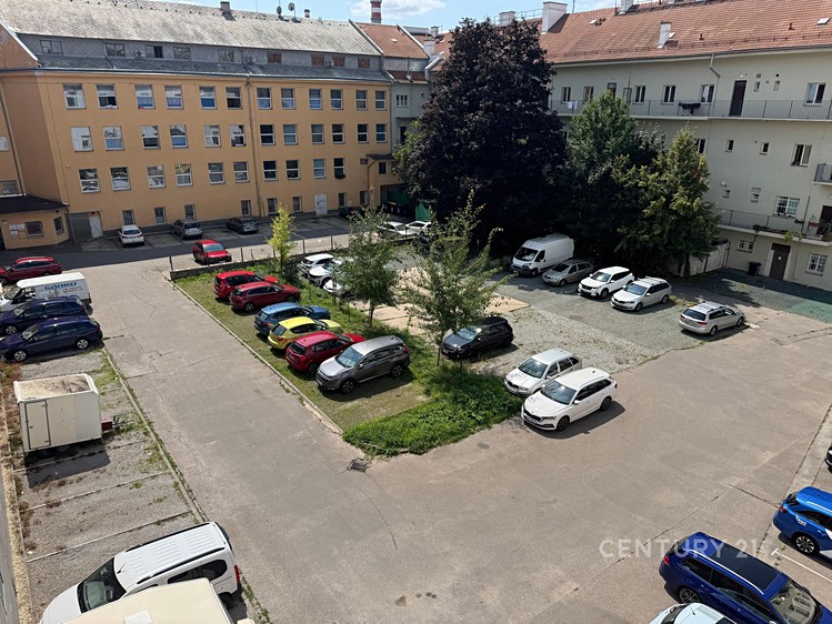 Pronájem garážového stání 15 m² - foto 1