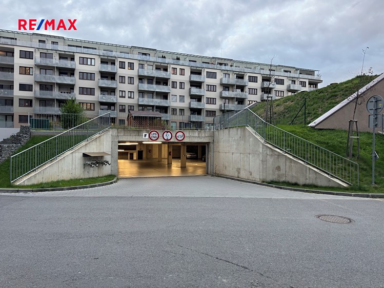 Pronájem garážového stání 12 m² - foto 1