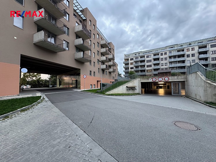 Pronájem garážového stání 12 m² - foto 2