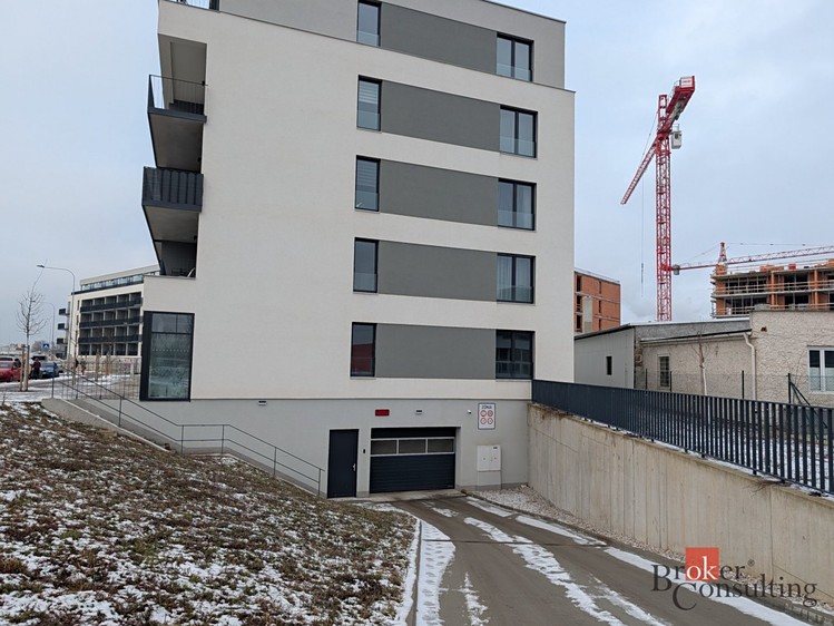 Pronájem garážového stání 12 m² - foto 1