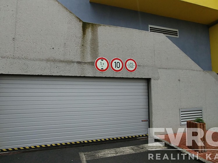 Pronájem garážového stání 13 m² - foto 4