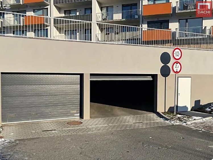 Pronájem garážového stání 12 m² - foto 4