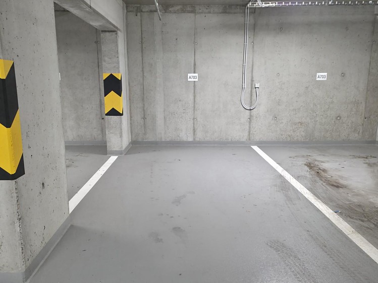 Pronájem garážového stání 13 m² - foto 1