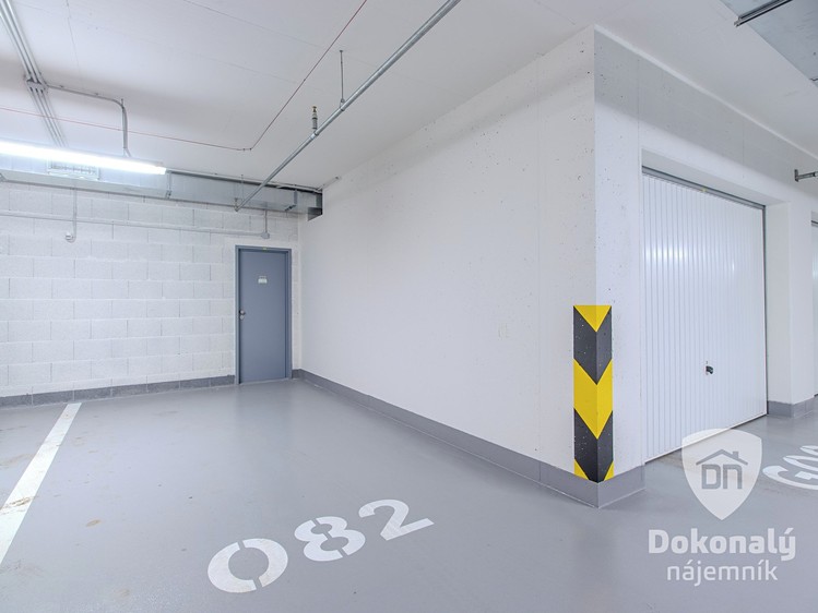 Pronájem garážového stání 15 m² - foto 1