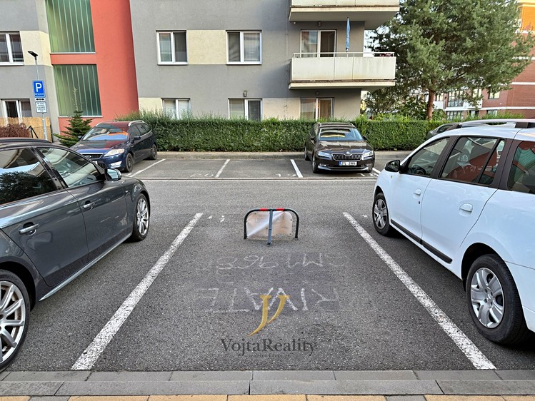 Pronájem garážového stání 13 m² - foto 1