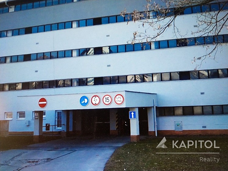 Pronájem garážového stání 16 m² - foto 1