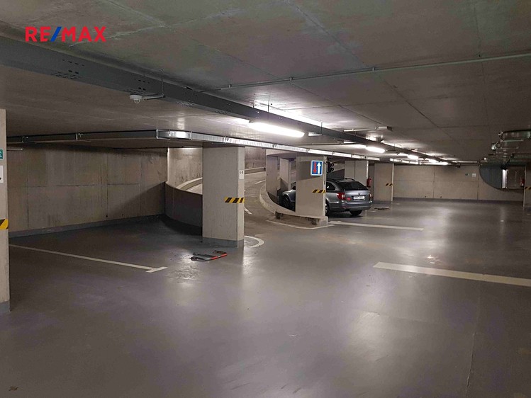 Pronájem garážového stání 18 m² - foto 3