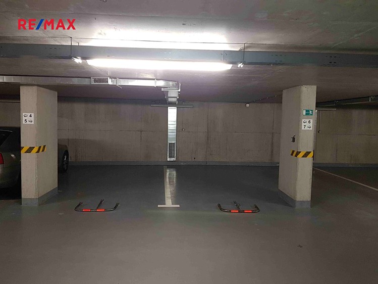Pronájem garážového stání 18 m² - foto 1