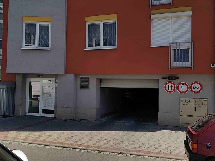 Pronájem garážového stání 18 m² - foto 2