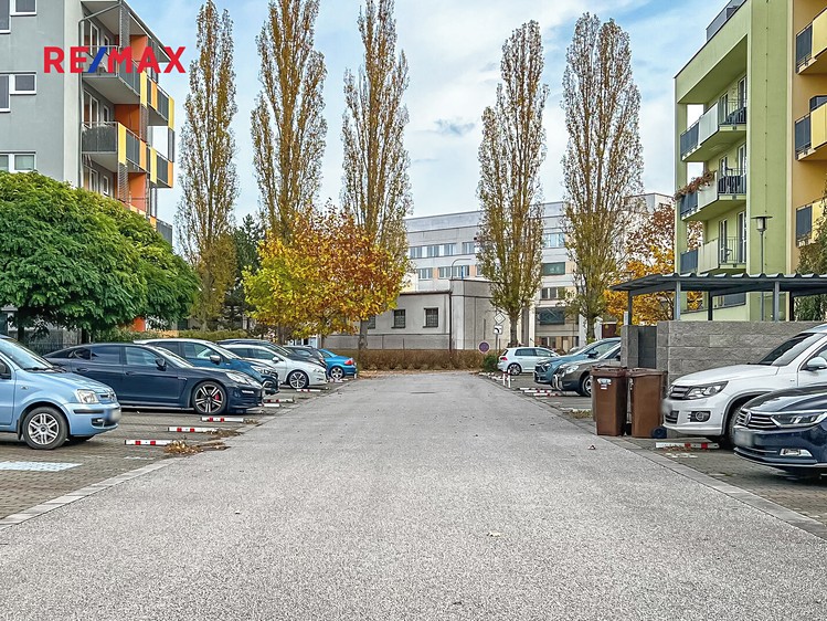 Pronájem garážového stání 12 m² - foto 3