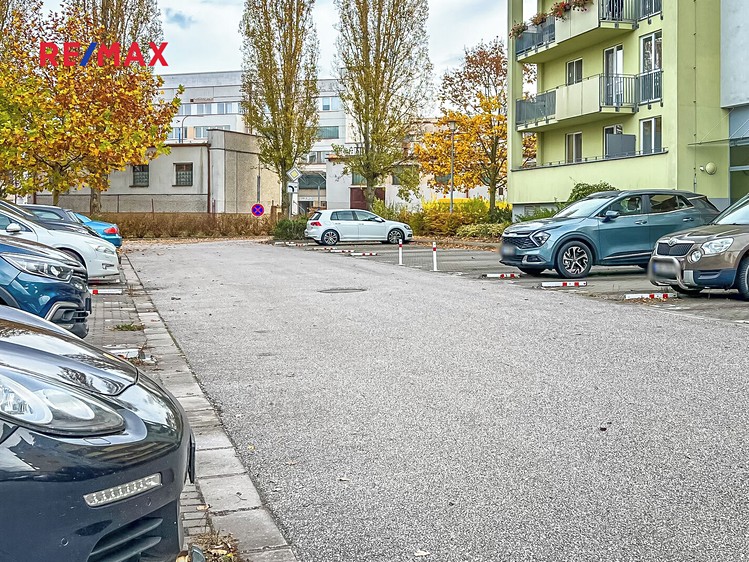 Pronájem garážového stání 12 m² - foto 2