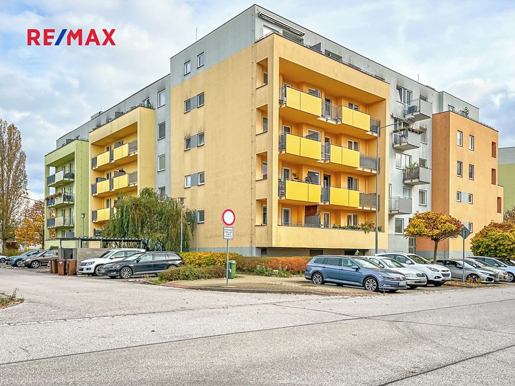 Pronájem garážového stání 12 m² - foto 1