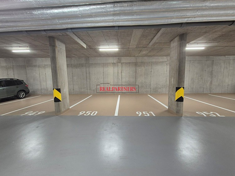 Pronájem garážového stání 14 m² - foto 1