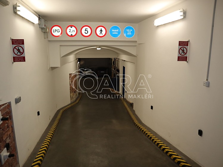 Pronájem garážového stání 18 m² - foto 3