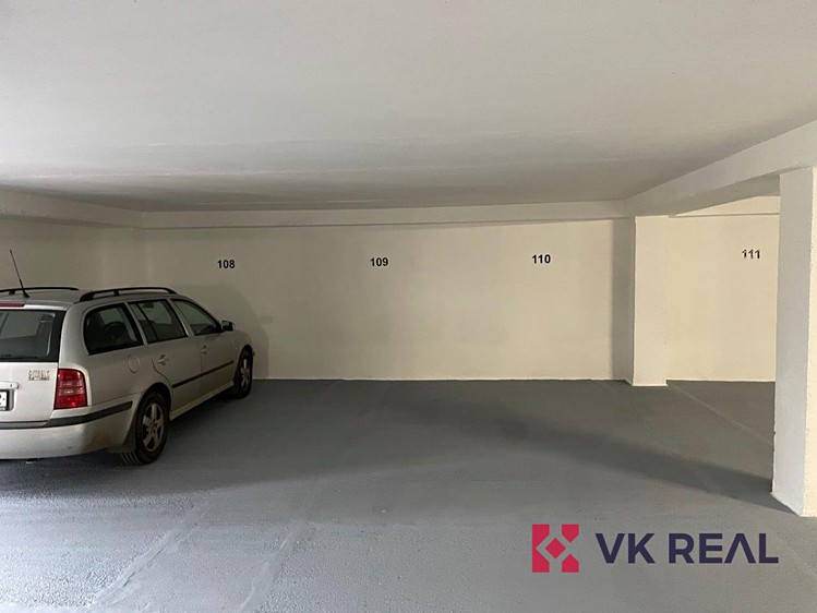 Pronájem garážového stání 15 m² - foto 1