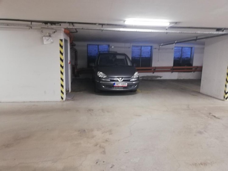Pronájem garážového stání 17 m² - foto 1
