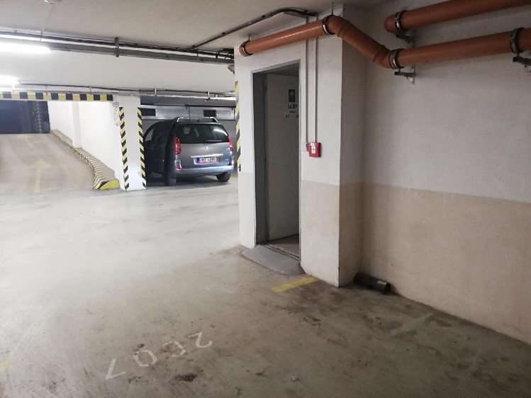 Pronájem garážového stání 17 m² - foto 4