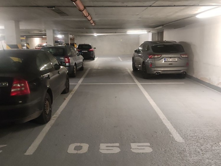 Pronájem garážového stání 12 m² - foto 1