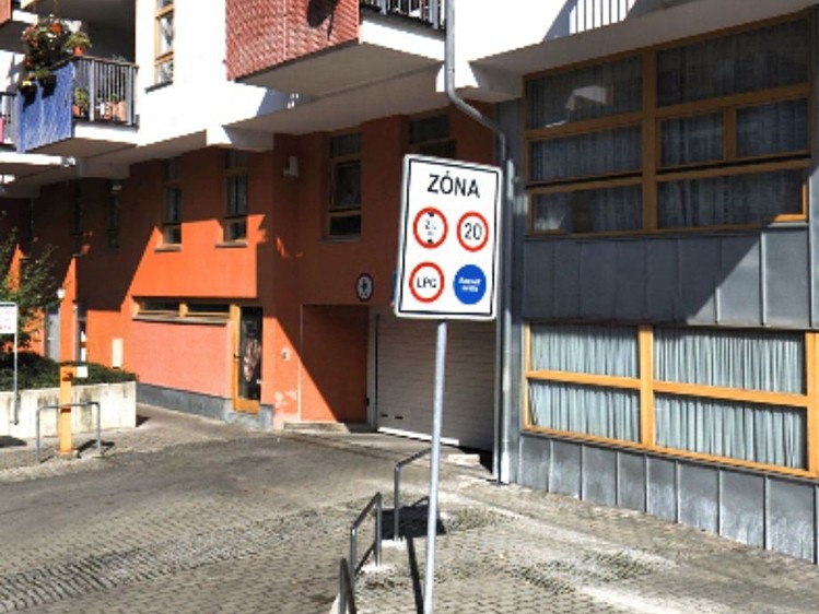 Pronájem garážového stání 12 m² - foto 2