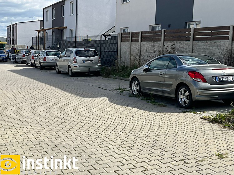 Pronájem garážového stání 12 m² - foto 1