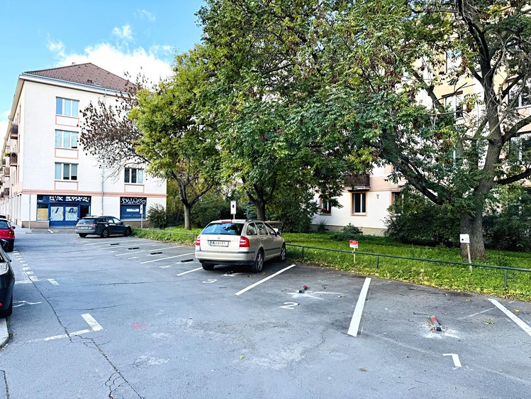 Pronájem garážového stání 13 m² - foto 2