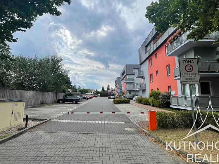 Pronájem garážového stání 12 m² - foto 1