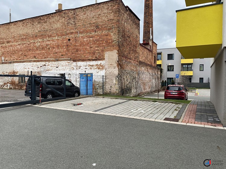 Pronájem garážového stání 16 m² - foto 1