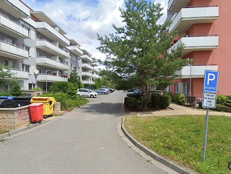 Pronájem garážového stání 12 m² - foto 1