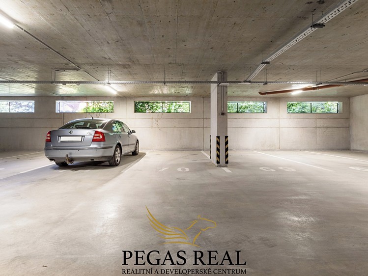 Pronájem garážového stání 14 m² - foto 3