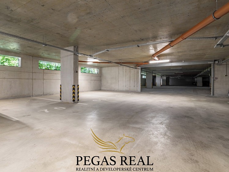 Pronájem garážového stání 14 m² - foto 1