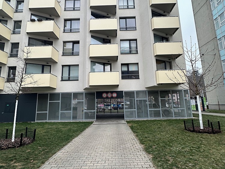 Pronájem garážového stání 14 m² - foto 2