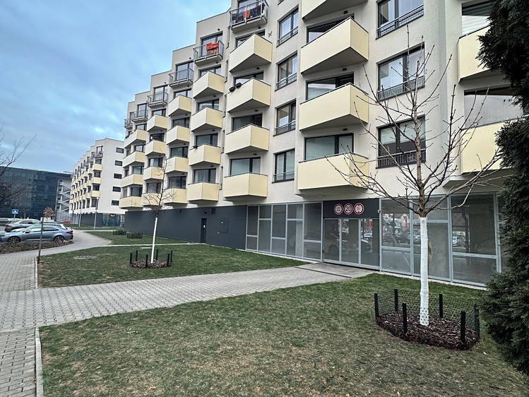 Pronájem garážového stání 14 m² - foto 1