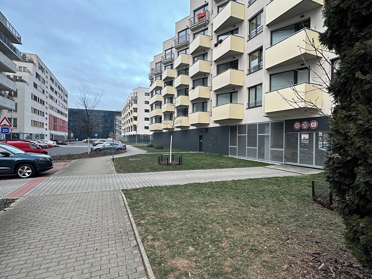 Pronájem garážového stání 14 m² - foto 3