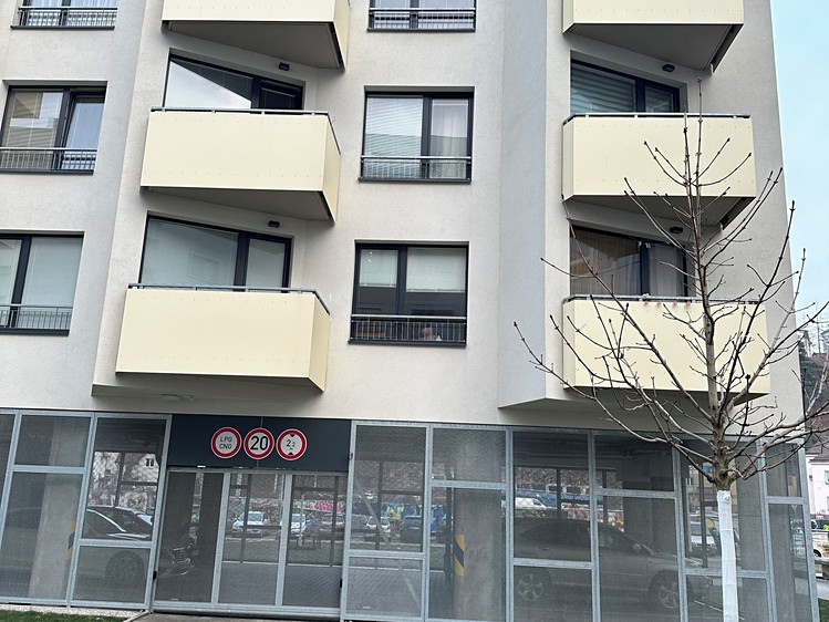 Pronájem garážového stání 14 m² - foto 4