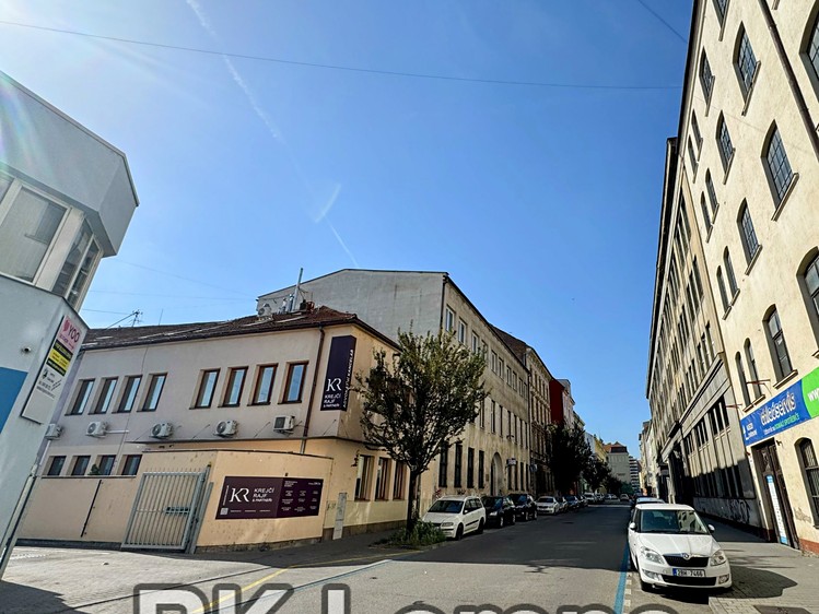 Pronájem garážového stání 20 m² - foto 1