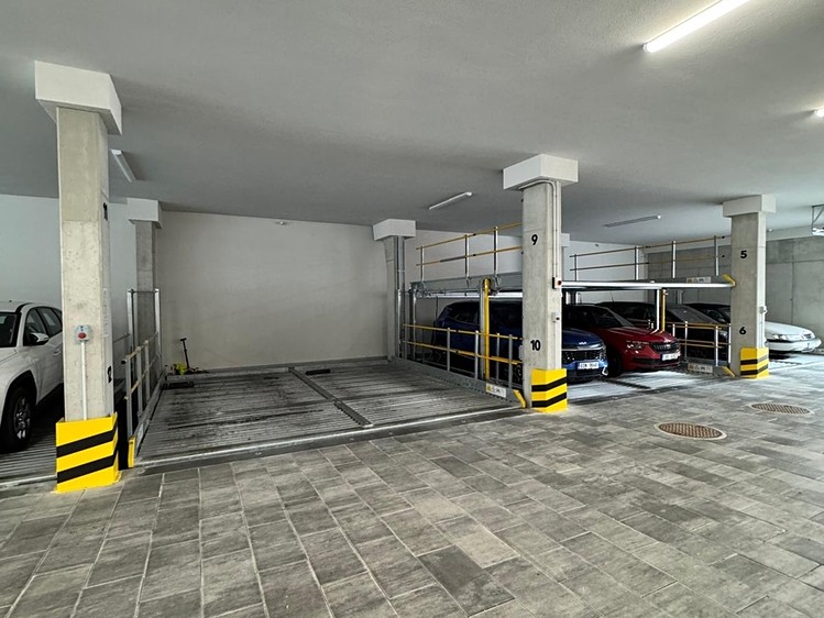 Pronájem garážového stání 2 590 m² - foto 1
