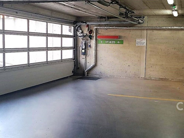 Pronájem garážového stání 14 m² - foto 4