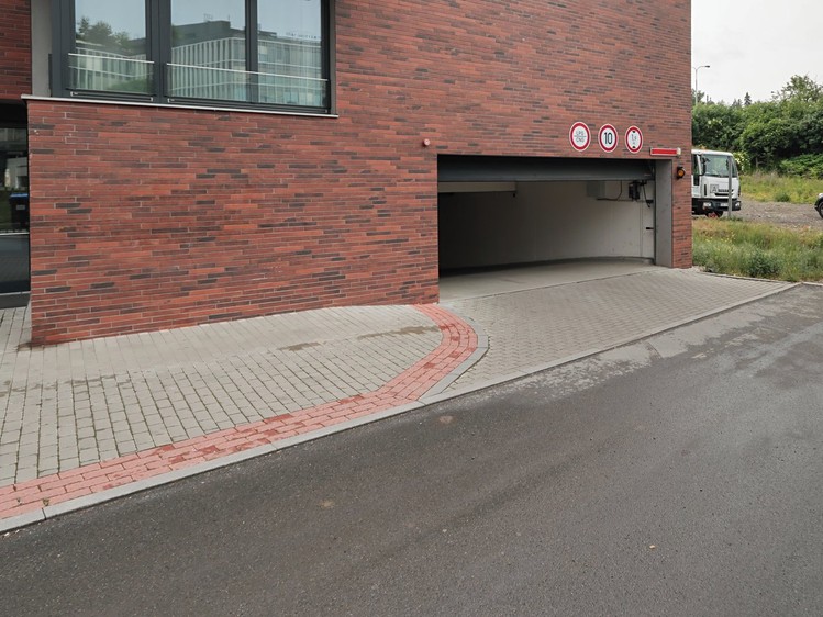Pronájem garážového stání 18 m² - foto 1