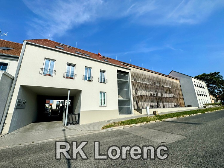 Pronájem garážového stání 16 m² - foto 1