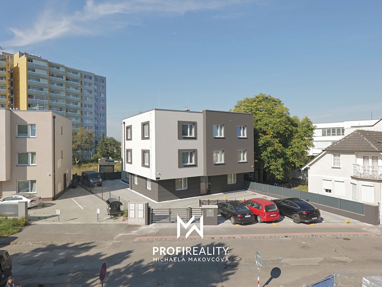 Pronájem garážového stání 12 m² - foto 3