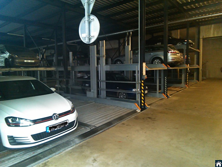 Pronájem garážového stání 13 m² - foto 1