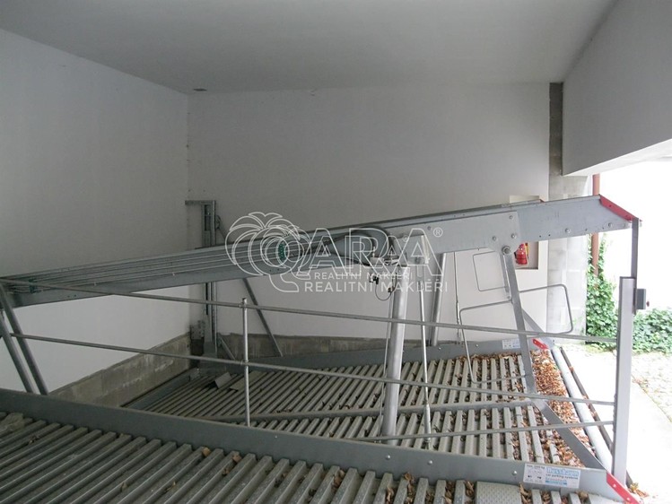 Pronájem garážového stání 15 m² - foto 1