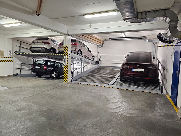 Pronájem garážového stání 15 m² - foto 1