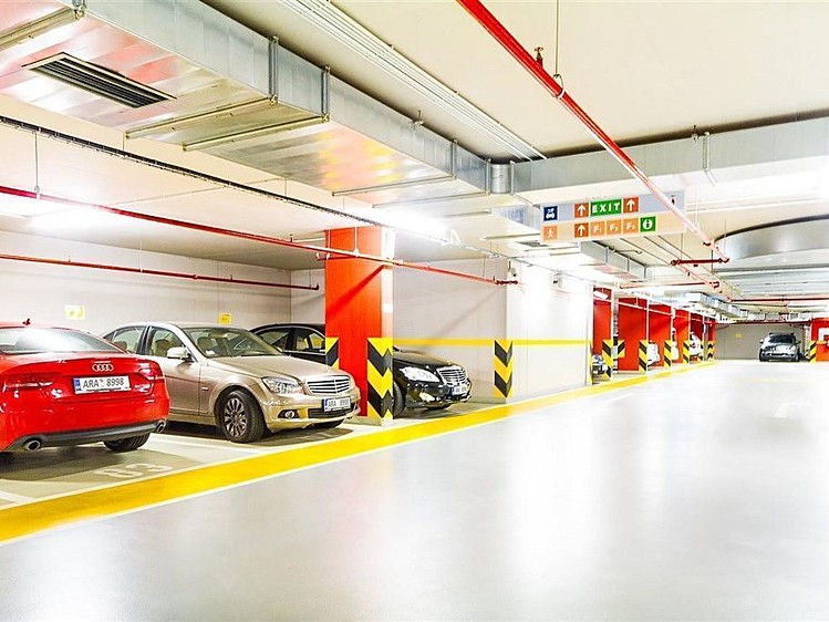 Pronájem garážového stání 15 m² - foto 1
