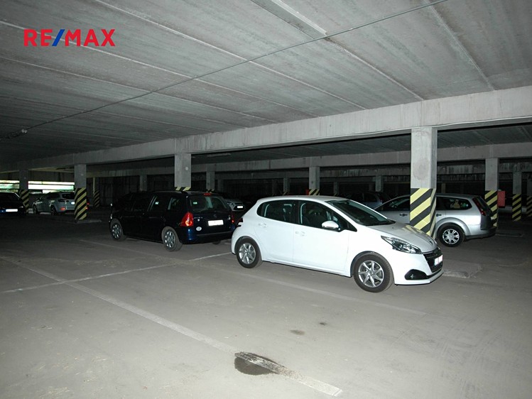 Pronájem garážového stání 6 m² - foto 1