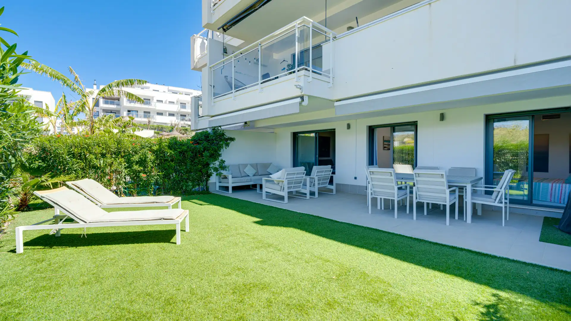 Este luminoso y espacioso apartamento de dos dormitorios en planta baja se encuentra idealmente dentro de la codiciada c - foto 1