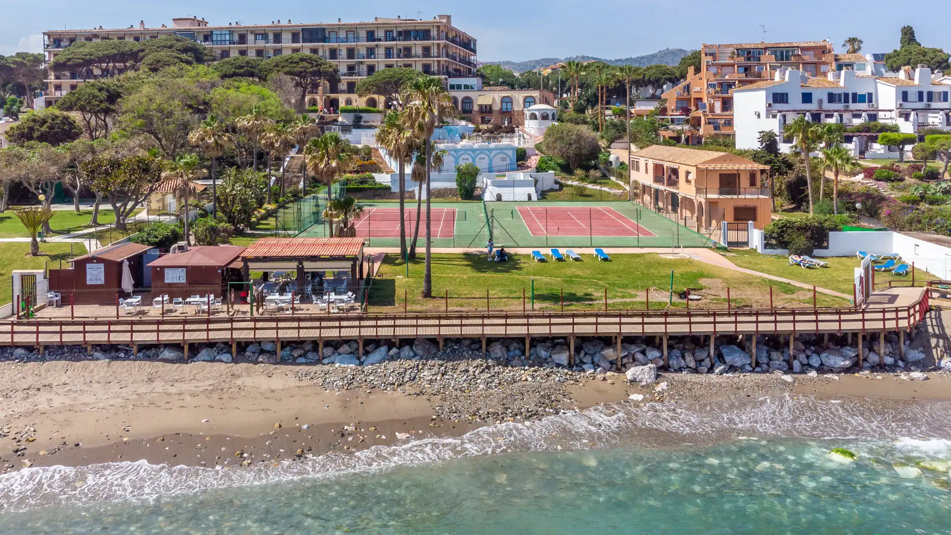 Este fantástico estudio, situado en un codiciado complejo en primera línea de playa en Calahonda, es ideal tanto como vi - foto 1