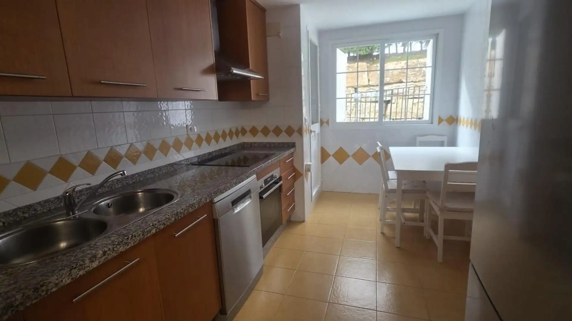 100% HOME RED INMOBILIARIA VENDE PISO BAJO EN MARBELLA, URBANIZACIÓN RÍO REAL.
VIVIENDA CON COCINA AMUEBLADA CON LAVADER - foto 3